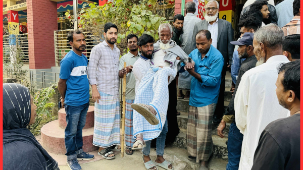 ছেলের কোলে ভর করে ভোটকেন্দ্রে ৮৫ বছরের বৃদ্ধ