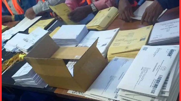 হেঁটে-রিকশায় ৫৭ কিমি পাড়ি দিয়ে শেষ মুহূর্তে পোস্টাল ব্যালট পৌঁছে দিলেন পোস্টম্যান