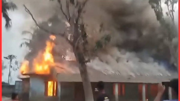মাদারগঞ্জে পরিত্যক্ত প্রাথমিক বিদ্যালয়ের ভবন আগুনে পুড়ে গেছে