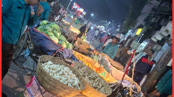 বন্দরবাজারে অভিযান: ১৯ হকার আটক, ১৮টি ভ্যান জব্দ