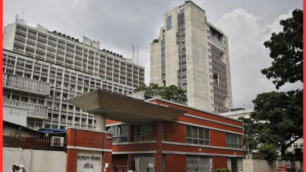 নতুন মন্ত্রিসভার প্রথম কর্মদিবস: সচিবালয়ে উৎসবের আমেজ