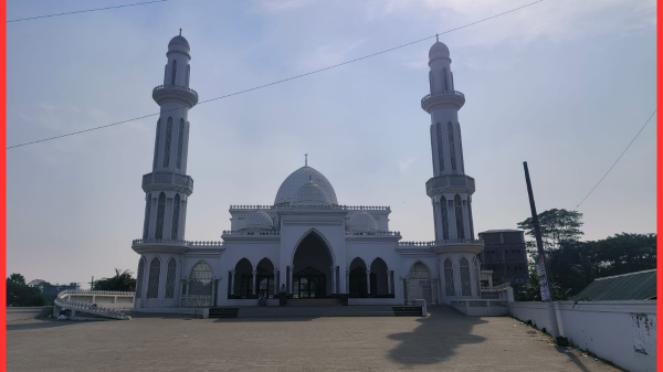 মাদারীপুর শিবচরে দৃষ্টিনন্দন মসজিদে মুসল্লি ও দর্শনার্থীদের ভিড়  