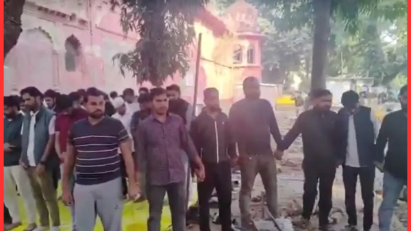 নামাজরত শিক্ষার্থীদের নিরাপত্তায় মানবঢাল হয়ে দাঁড়ালেন হিন্দু সহপাঠীরা