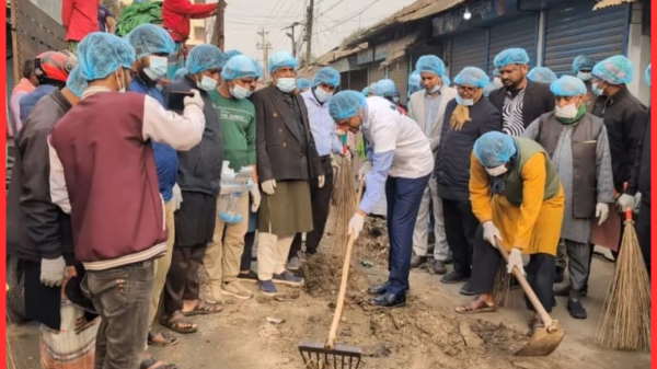 হাসপাতাল থেকে সড়ক নিজেই পরিচ্ছন্নতা অভিযানে এমপি সালেহী