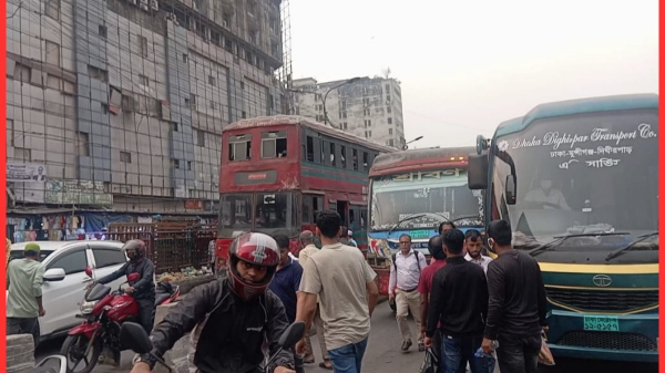 গুলিস্তানে ট্রাফিক বিশৃঙ্খলা, টিআই’র বিরুদ্ধে অবহেলার অভিযোগ