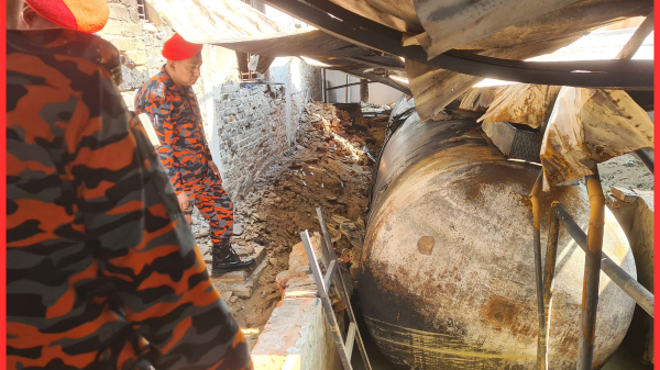 কক্সবাজারে এলপিজি গ্যাস পাম্পে আগুনে ৩০ ট্যুরিস্ট জিপ ভস্মীভূত, ১৫ জন আহত