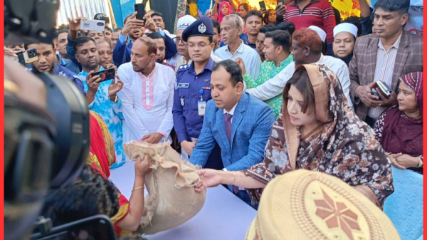 অগ্নিকাণ্ডে সর্বস্ব হারানো কৃষকের পাশে পররাষ্ট্র প্রতিমন্ত্রী শামা ওবায়েদ ইসলাম