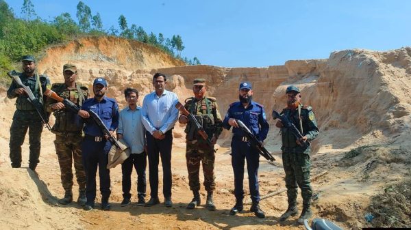 লামার ফাঁসিয়াখালীতে অবৈধ বালু উত্তোলনে যুবকের কারাদণ্ড, ট্রাক জব্দ