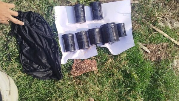 ফরিদপুরে পরিত্যক্ত বাড়ি থেকে বিস্ফোরক সদৃশ ৭টি বস্তু উদ্ধার