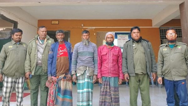 নিষিদ্ধ এলাকায় মাছ ধরায় সুন্দরবনে তিন জেলে গ্রেপ্তার