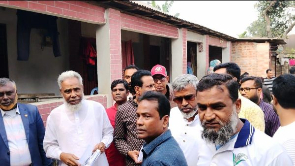 নিজ গ্রামে নির্বাচনী প্রচারণায় ব্যস্ত বিএনপি নেতাকর্মীরা