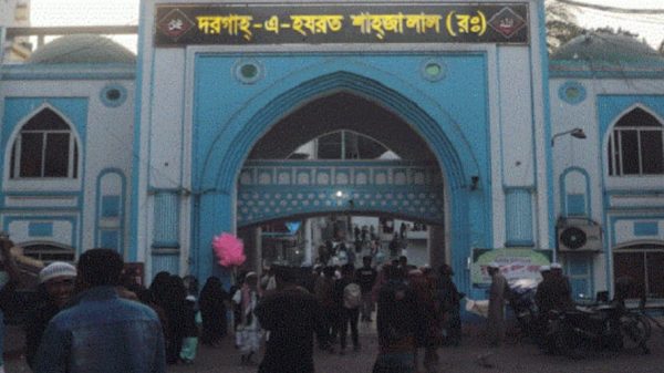 শবে বরাতে সিলেটে শাহজালাল ও শাহপরান (রহ.) মাজারে মুসল্লিদের ঢল