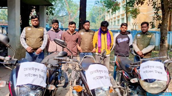 লালমনিরহাটে মোটরসাইকেল চোর চক্রের ৪ গ্রেফতার, উদ্ধার ৩ চোরাই মোটরসাইকেল