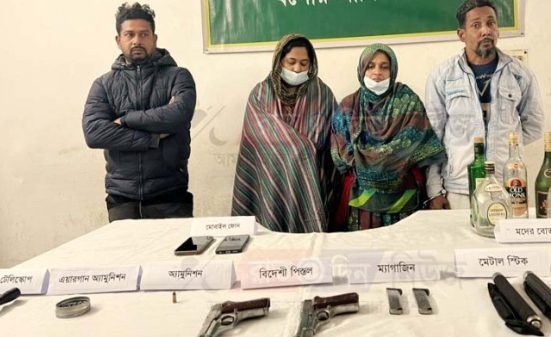 যশোরে যৌথবাহিনী অভিযান: অস্ত্রসহ ৪ জন গ্রেফতার, প্রধান আসামি পালিয়ে গেছে