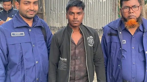 নাটোরের গুরুদাসপুরে যৌথবাহিনীর অভিযানে অস্ত্রসহ একজন আটক