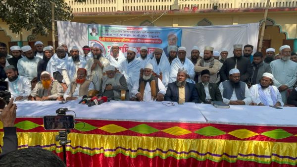 গাড়ি বহরে হামলার প্রতিবাদে সালথায় কাফনের কাপড় পরে জোটের সংবাদ সম্মেলন