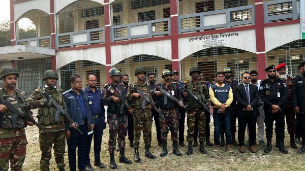 ভোট ও ভোটারের নিরাপত্তায় সালথায় যৌথ বাহিনীর ব্যাপক মহড়া