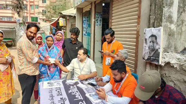 গাজীপুরে বিএনপির উদ্যোগে ভোটারদের মাঝে কেন্দ্র নম্বরসহ স্লিপ বিতরণ
