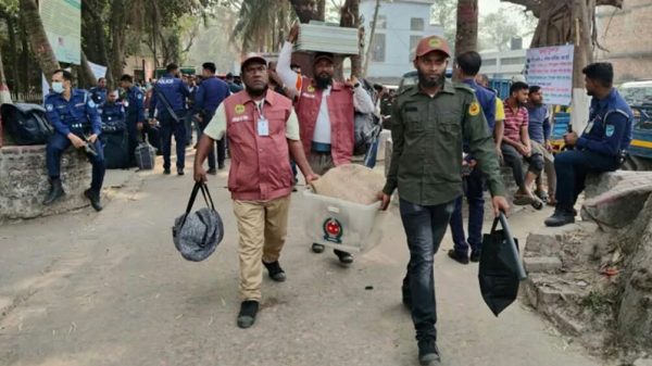 রাজশাহীতে চলছে ভোটের সরঞ্জাম বিতরণ