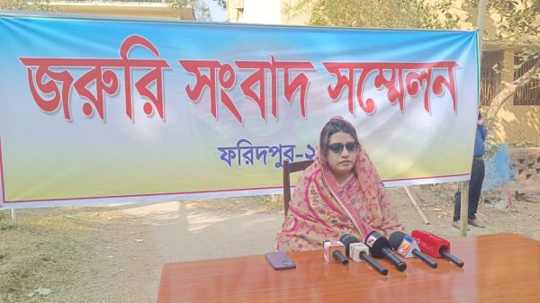 ফরিদপুর-২: জোট প্রার্থীর বিরুদ্ধে ভোটারদের মাঝে টাকা ছাড়ানোর অভিযোগ শামা ওবায়েদের