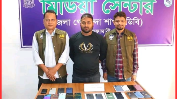 নীলফামারী থেকে খবর: গোয়েন্দা অভিযানে চোরাই মোবাইলসহ আটক ১