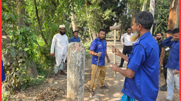 বেগমগঞ্জের রসুলপুরে চলাচলের রাস্তায় খুঁটি, সৃষ্টি হয় জনদুর্ভোগ