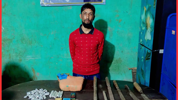 বাকেরগঞ্জে নৌবাহিনীর অভিযানে মাদক ব্যবসায়ী আটক