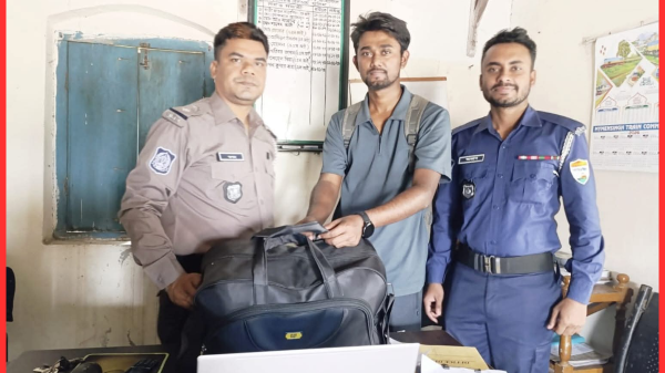 ট্রেনে স্বর্ণের গয়নাসহ ব্যাগ রেখে নেমে গেলেন যাত্রী, ৯৯৯-এ ফোনে উদ্ধার