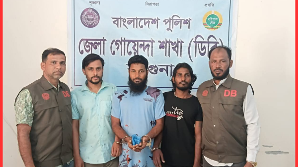 বরগুনায় ডিবি পুলিশের অভিযানে ইয়াবাসহ তিনজন গ্রেপ্তার