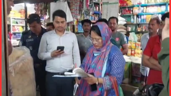 নারায়ণগঞ্জের সোনারগাঁয়ে রমজান বাজারে ভ্রাম্যমাণ আদালতের অভিযান