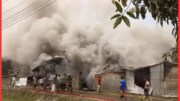 রাজশাহীর তানোরে জিওলমারি এলাকায় একটি তুলার গোডাউনে ভয়াবহ আগুনের ঘটনা ঘটেছে