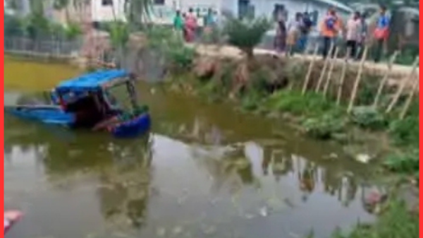 নওগাঁর আত্রাইয়ে ভুটভুটি দুর্ঘটনা: পুকুরে পড়ে অল্পের জন্য রক্ষা, আহত ১
