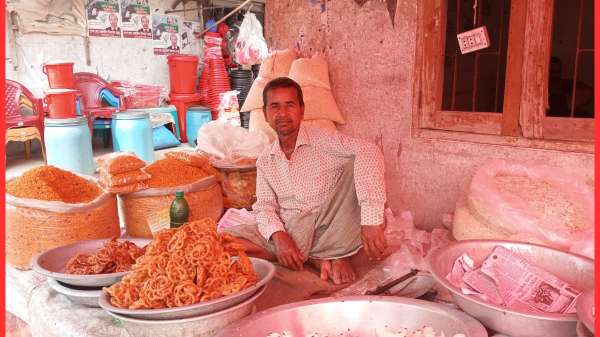 নওগাঁর আত্রাইয়ে গঙ্গাস্নান উপলক্ষে দই-চিড়া ও মিষ্টির জমজমাট বেচাকেনা