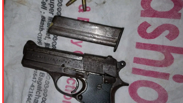 লংগদুতে সেনাবাহিনীর অভিযানে অবৈধ পিস্তল ও গুলি উদ্ধার