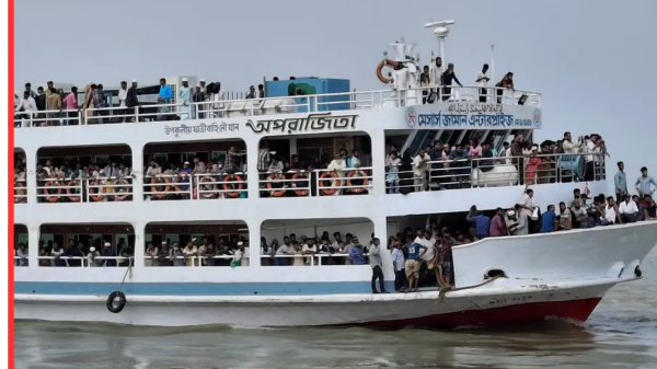 ইলিশা লঞ্চঘাটে অতিরিক্ত যাত্রী, তদারকির অভাব—ঈদে ঝুঁকিতে ঘরমুখো মানুষ