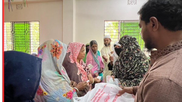 বাউফলে প্রধানমন্ত্রীর পক্ষে ৭০০ নারীকে শাড়ি উপহার দিলেন ড. মাসুদ এমপি