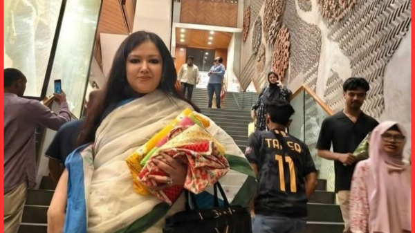 আড়ংয়ে ফ্রি ব্যাগ না পেয়ে ক্ষুব্ধ রুমিন ফারহানা