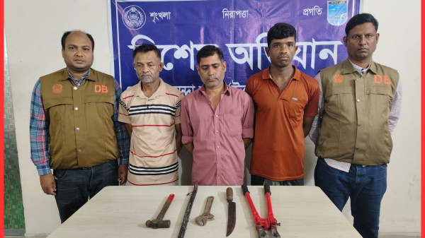 ধামরাইয়ে ডাকাতির প্রস্তুতিকালে গাড়ি ও দেশীয় অস্ত্রসহ ৩ ডাকাত গ্রেফতার