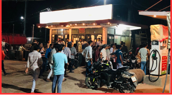 মাইজদীতে তেলের জন্য দীর্ঘ লাইন, উত্তেজনা—পুলিশ মোতায়েন