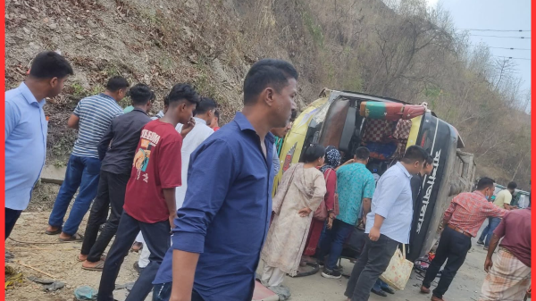 ব্রেক ফেল করে সাপছড়িতে বাস উল্টে আহত ১৯, আশঙ্কাজনক যাত্রী চট্টগ্রামে রেফার