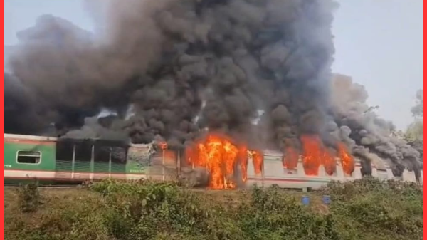 সীতাকুণ্ডে চট্টলা এক্সপ্রেসে আগুন, অল্পের জন্য রক্ষা পেল যাত্রীরা