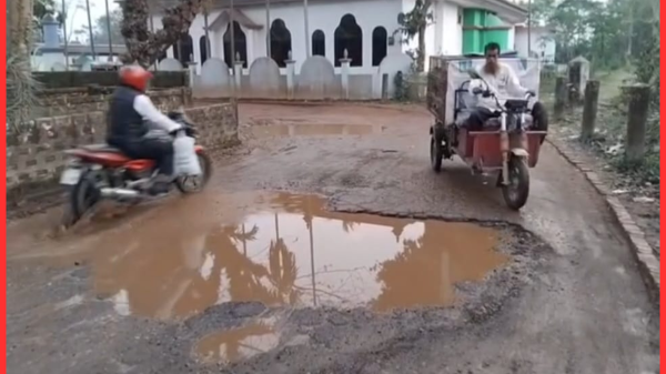 বৃষ্টি হলেই যোগাযোগ বিচ্ছিন্ন, দুর্ভোগে দয়ামীর-দেওয়ানবাজার সড়ক