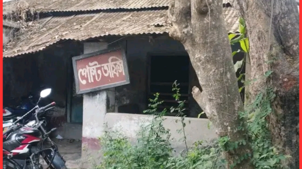 নওগাঁর আত্রাইয়ে বান্দাইখাড়া পোস্ট অফিসে চরম দুরবস্থা, স্থায়ী ভবনের দাবিতে এলাকাবাসী