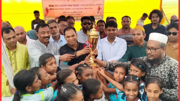 শান্তিগঞ্জে প্রাথমিক ফুটবল টুর্নামেন্টে বিজয়ীদের পুরস্কার দিলেন এমপি কয়ছর