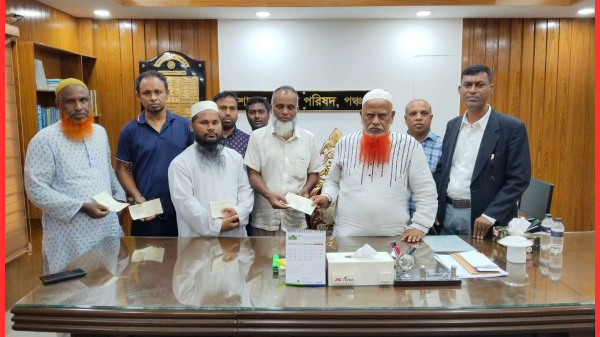 পঞ্চগড় বাজারে অগ্নিকাণ্ডে ক্ষতিগ্রস্ত ৬ দোকান মালিককে আর্থিক সহায়তা প্রদান