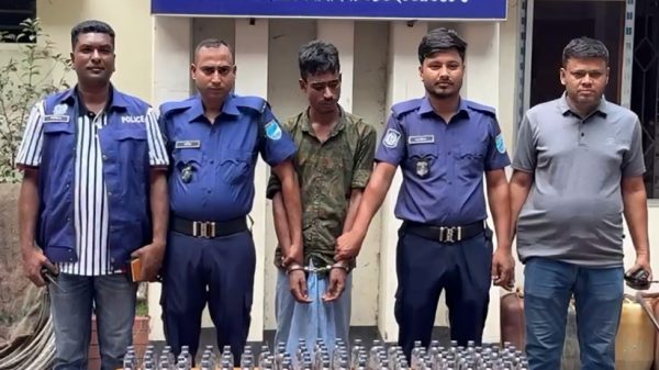 রূপগঞ্জে ১০০ বোতল স্কাব সিরাপসহ মাদককারবারি গ্রেপ্তার