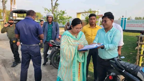 ডোমারে মোবাইল কোর্টের অভিযান: ৭ মোটরসাইকেল আরোহীকে জরিমানা