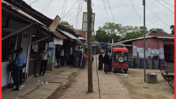 নওগাঁর আত্রাইয়ে রাস্তার মাঝখানে বৈদ্যুতিক খুঁটি, ভোগান্তিতে জনসাধারণ