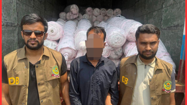 বাকলিয়ায় অভিযানে চোর চক্রের সদস্য গ্রেফতার, ১,৫৩০ কেজি কাপড় উদ্ধার