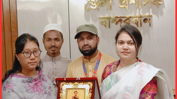 বান্দরবানে জেলা প্রশাসক শামীম আরা রিনিকে সম্মাননা স্মারক প্রদান